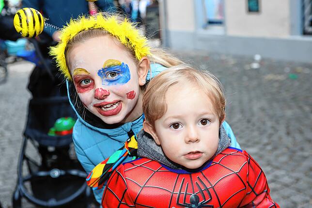 Bild 7: Bunt, bunter, Konstanzer Fasnacht: So fantasievoll geht es auf dem Münsterplatz zu