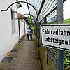 Oberhalb von Schloss Maurach wird es für Radfahrer auf dem Bodensee-Radweg richtig eng. Vor allem im Sommer ist diese Stelle ein Nadelöhr.