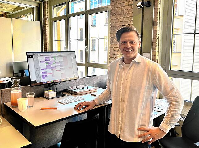 Marcel Klinge im Jahr 2022 in einem angemieteten Büro bei der Arbeit für seine Denkfabrik.