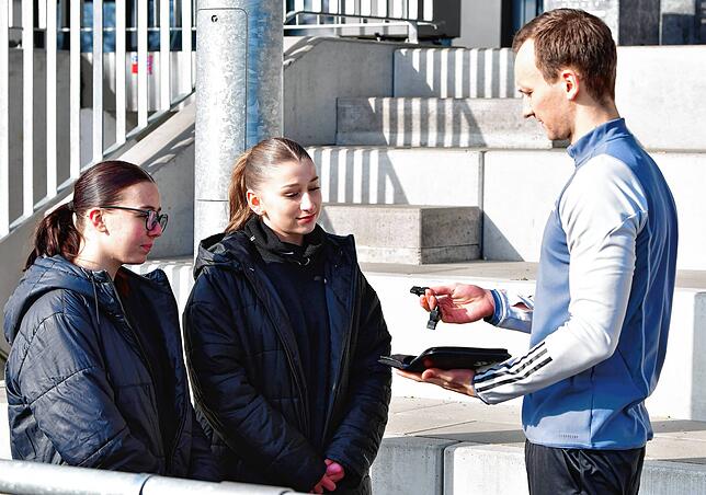 Bild 3: Wir haben Samira Imeri und Aila Ljaci vom FSV Rheinfelden  beim Schiedsrichter-Praktikum begleitet
