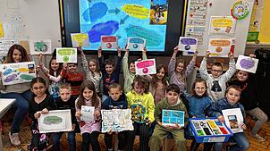 Die experimentier freudigen Schüler der Klasse 2 in Weigheim bei der Präsentation eines ausgliehenen Lego Education Sets.