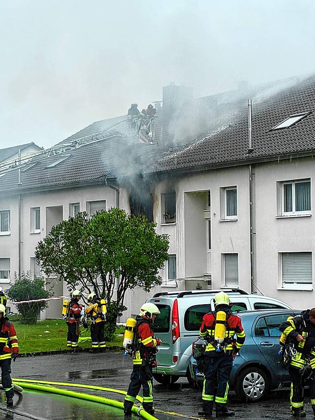 Erst war eine Explosion zu hören, dann standen zwei Wohnungen in einem Mehrfamilienhaus in Büsingen komplett in Flammen.