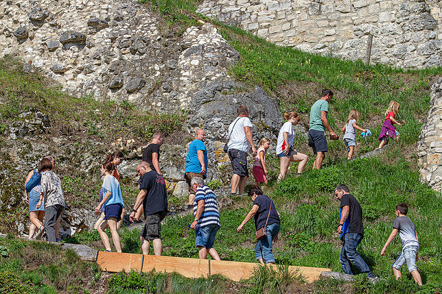 „Schlange gehen“ war angesichts des starken Besucherandrangs auf der Ruine Dietfurt angesagt.
