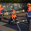 Vor der Hauptübung löschten die Mitglieder der Jugendfeuerwehr ein kleines Holzhaus. Vorbereitend wurden Warnschilder aufgestellt und ...