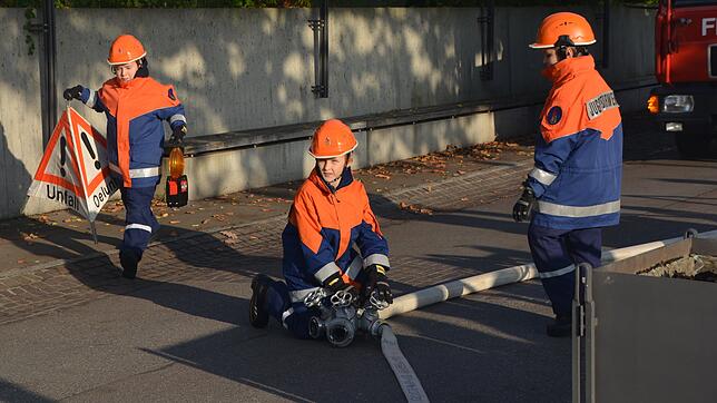 Vor der Hauptübung löschten die Mitglieder der Jugendfeuerwehr ein kleines Holzhaus. Vorbereitend wurden Warnschilder aufgestellt und ...