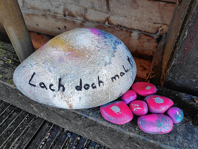 „Lach doch mal!“: Auf der Fußgängerholzbrücke in Wutöschingen erblickte Hannah Zettel Kreide dieses Arrangement.