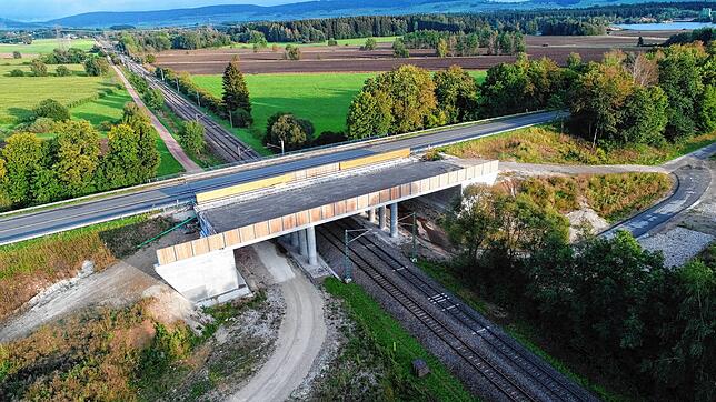 Die zweite neue Brücke an der B27 führt über die Bahngleise. Hinten rechts ist der Riedsee zu sehen.