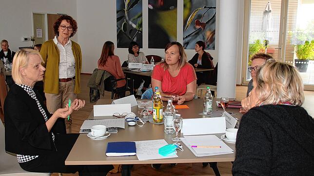 Diese Frauen diskutieren über den Stand der Dinge bezüglich Familien: Die Grünen-Landtagsabgeordnete Dorothea Wehinger (Zweite von ...