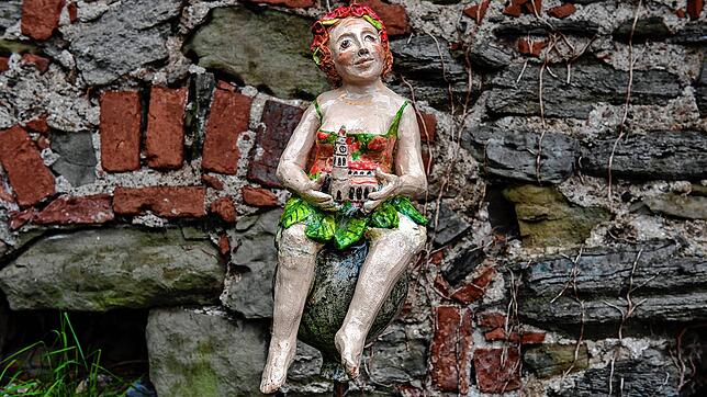 Künstlerin Judith Kösel aus Sigmaringen ist in den Rosenobelgärten mit 17 Elfen vertreten. Diese Elfe hält das Überlinger Münster in ...