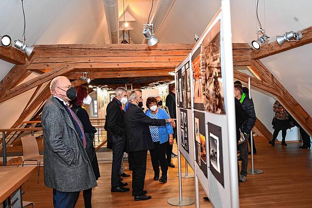 Sehr interessiert zeigten sich die geladenen Gäste zur Eröffnung der Fotoausstellung „Blick zurück“ im Alten Schulhaus in ...