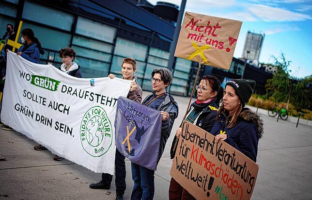 Klimaaktivisten protestieren vor der Veranstaltungshalle beim Grünen-Bundesparteitag in Bonn. Vierte von rechts: die 30-jährige Klara ...
