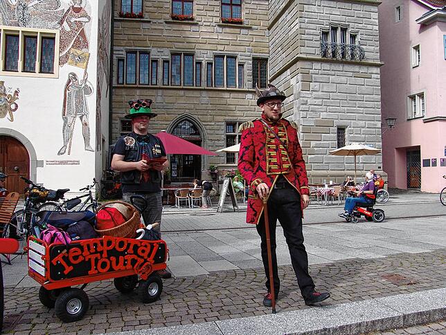 Als Victor Valerian Voyage führt Regisseur Jonathan Skawski (rechts) rund 80 Personen durch Überlingen. Unverzichtbar dabei: Tristan ...