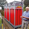 Michael Tritschler vor seinem Wasserstoffspeicher. Hier kann er 3600 Kilowattstunden aus Solarstrom gewonnene Energie speichern, aus der ...