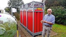 Michael Tritschler vor seinem Wasserstoffspeicher. Hier kann er 3600 Kilowattstunden aus Solarstrom gewonnene Energie speichern, aus der ...