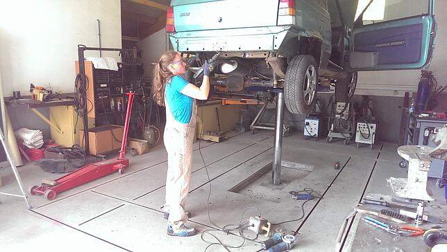Monatelange Arbeit an der Karosserie sind notwendig, um den Fiat Panda rallyetauglich zu machen. Im Bild Sonja Keinhorst bei ...