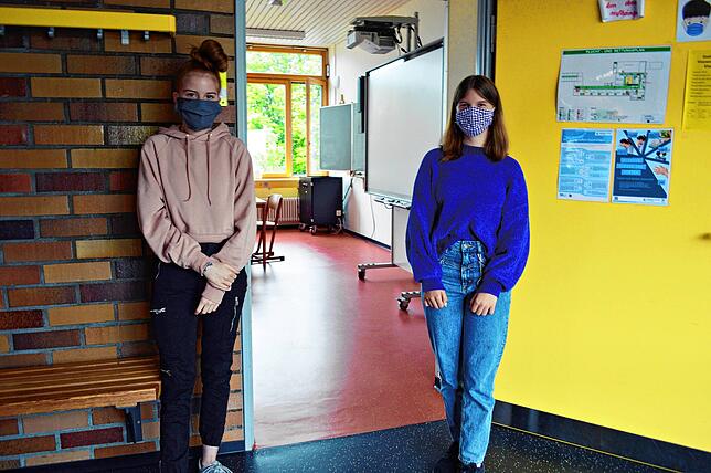 Abstand und Mund-Nasen-Maske: Die Neuntklässlerinnen Alina Briemayer (links) und Eva Doelli halten sich an die Maßnahmen der Schule.