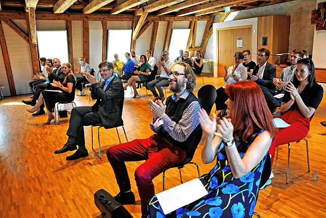 Applaus für die Preisträger (v.l.) Gina Weber, Bürgermeister Georg Riedmann, Stefan Ferguson, Schulleiterin Diana Amann und Helene ...