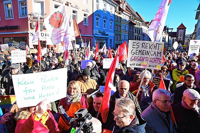 Die Menschen in Villingen haben viele Plakate und Banner dabei, auf denen sie ihren Unmut gegenüber Rechts ausdrücken.