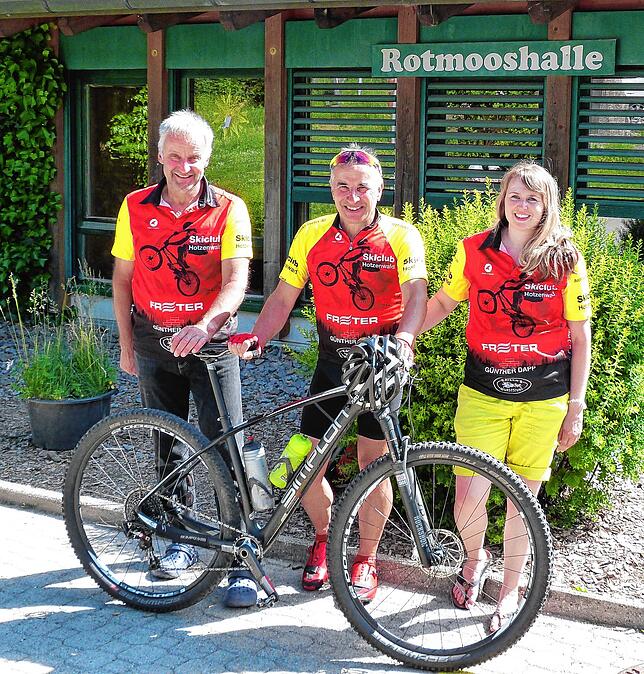 Start und Zielpunkt des MTB-Tages ist die Rotmooshalle, hier werden die Teilnehmer von den Vereinsmitgliedern um Karl Albiez, Walter ...