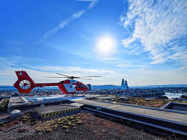 Der neue Rettungshelikopter steht auf dem Dach des Universitätsspitals in Basel. Er ist der fünfte seiner Art im Besitz der Rega. ...