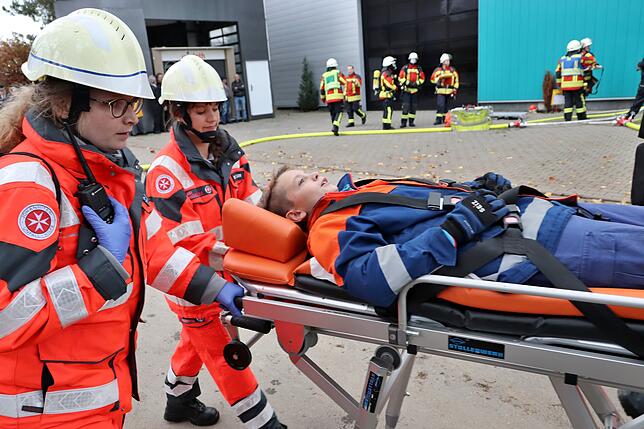 Abtransport des dritten &bdquo;Brandopfers&ldquo; durch die Johanniter.