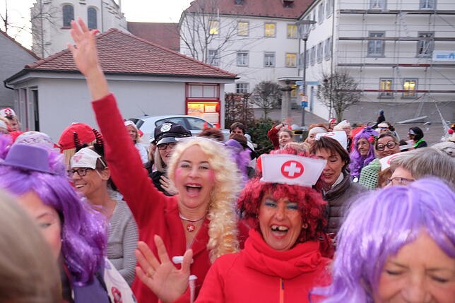 Vor dem Weinhaus herrscht beste Stimmung, bei den Besuchern des Überlinger Wieberallefanz.