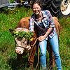Der Schwarzwaldverein ist unter die Rinderhalter (Hinterwälder) gegangen. Im Bild Marisa Schwenninger beim Auftrieb auf die Weide von ...