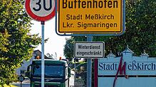 In Buffenhofen gilt derzeit wegen der Umleitung ein Tempolimit von 30 Stundenkilometern. Daran halten sich nicht alle Verkehrsteilnehmer ...