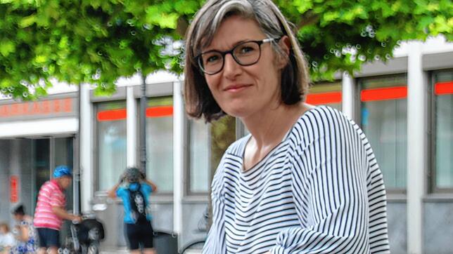 Nina Hanstein im Juli 2022 auf dem Radolfzeller Marktplatz. Im August verlässt sie die Tourismus- und Stadtmarketing Radolfzell GmbH