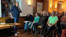 Markus Spitznagel zieht zahlreiche Besucher mit seinem Vortrag über die Geologie im Klettgau in den Bann. Bild: Horst Schmidle