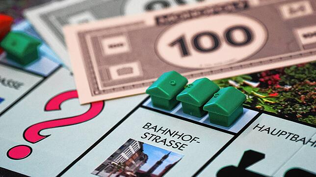 Im Monopoly kann Immobilienbesitz lukrativ oder auch mal ziemlich teuer sein – im realen Leben greift die Stadt seit 1. Januar tiefer in ...