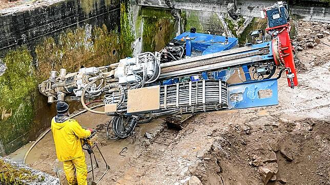 Aufgrund der Tiefe des Einlaufrohres kann beim Pumpwerk kein Standard-Rechen montiert werden. Bild: Tillig Ingenieure