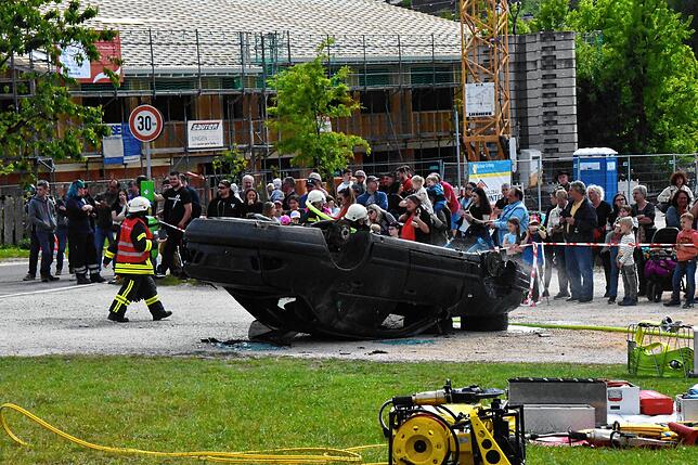 Die Zuschauer konnten der „Massenkarambolage“ nur aus sicherer Entfernung folgen. Aus diesem Fahrzeug stiegen dank Rauchbomben zuvor ...