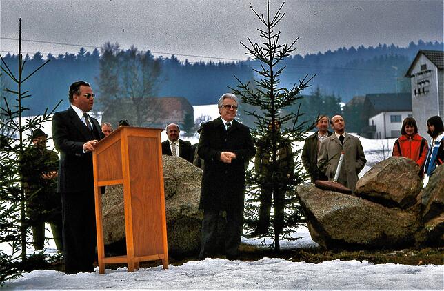Bürgermeister Horst Schmidgall beim offiziellen Spatenstich für die Herrischrieder Eishalle im Frühjahr 1980. Rechts neben ihm Rudolf ...