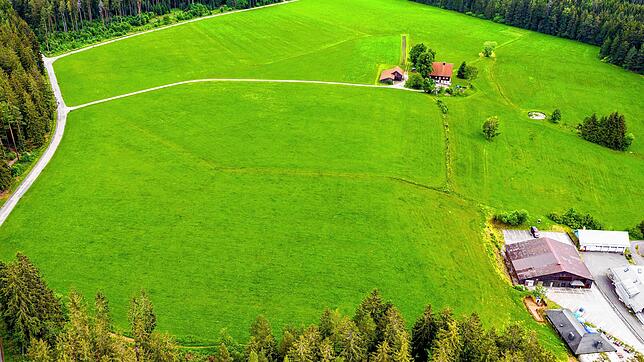 Soll dieses Areal künftig touristisch genutzt werden können? Das Gelände, auf dem Minihäuser als Urlauberdomizile errichtet werden ...