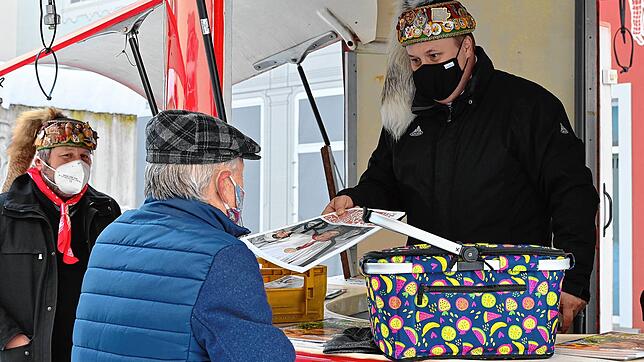 Coronakonforme Aushändigung des Kappedeschle: Ein Radolfzeller Bürger erhält aus den Händen des Narrizella-Zunftmeisters Sascha Hain ...