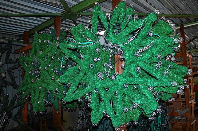 Irgendwann weihnachtet es wieder. Die Weihnachtsbeleuchtung ist im Depot der Technischen Dienste untergebracht.