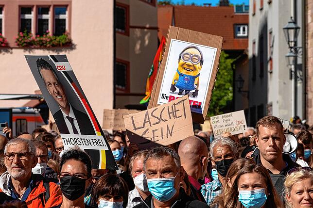 Etwa 500 Interessiert hörten auf dem Villinger Münsterplatz der Rede von CDU-Kanzlerkandidat zu. Auf die Protestrufe im Publikum ...