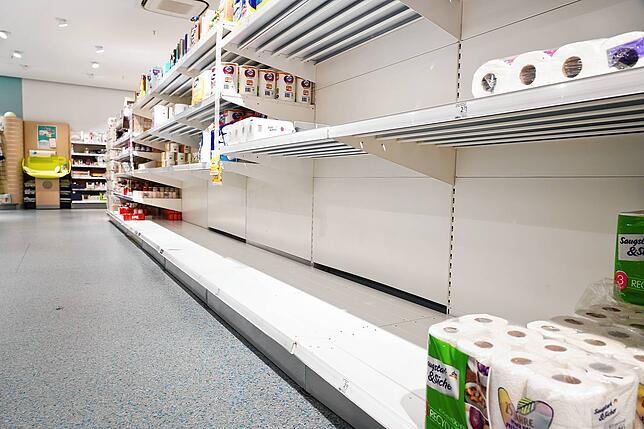 Das Phänomen Toilettenpapier ist zurück: Im Radolfzeller dm-Markt sind am Mittwochmorgen keine Rollen mehr im Regal.