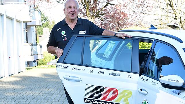 Immer auf Achse: Oft ist Günter Schabel aus Laufenburg für Rennen und Termine mit dem Auto für den Bund Deutscher Radfahrer unterwegs.