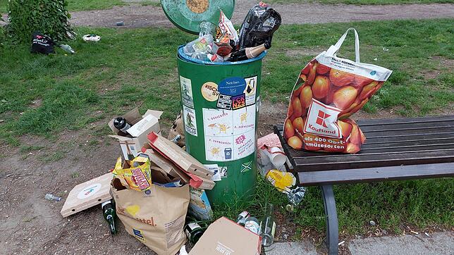 Nach der Freiluftparty: Am Freitag, 19. Mai, war der Herosé-Park wieder vermüllt. Ein paar ordentliche Menschen haben die Fetenreste ...