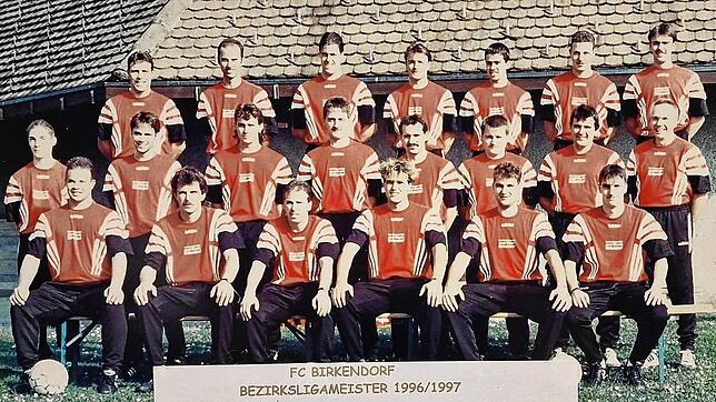 Die Recken von damals: Der FC Birkendorf wurde 1997 Meister der Bezirksliga. Zum Team zählten (hinten von links) Thomas Kern, Mladen ...
