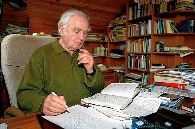 Der Schriftsteller bei der Arbeit an seinem Schreibtisch.