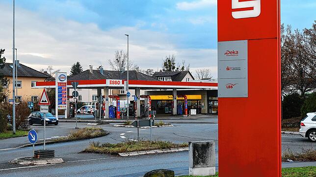 Am Standort der Esso-Tankstelle (im Bildhintergrund) am BEZ-Kreisel möchte die Sparkasse ihr neues Gebäude errichten