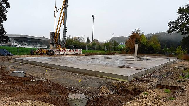 Bisher ist nur die Bodenplatte fertig, nun soll beim Neubau des Kindergartens an der Radolfzeller Straße in die Höhe gebaut werden. Im ...