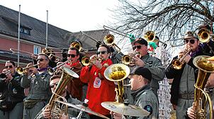 Bei strahlendem Sonnenschein brachte die Urviecher-Guggenmusik die Gäste in Bad Dürrheim vor dem Umzug in Stimmung. Auch andere ...