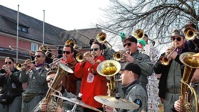 Bei strahlendem Sonnenschein brachte die Urviecher-Guggenmusik die Gäste in Bad Dürrheim vor dem Umzug in Stimmung. Auch andere ...