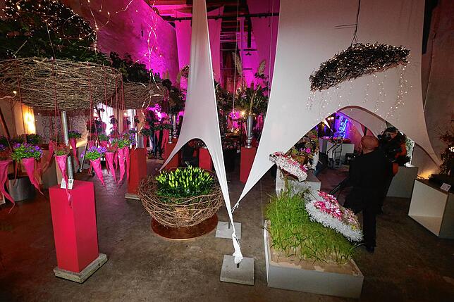 Montag, 18.30 Uhr: Die finale Blumenschau ist so gut wie aufgestellt. Vereinzelt werden noch Feinjustierungen vorgenommen.