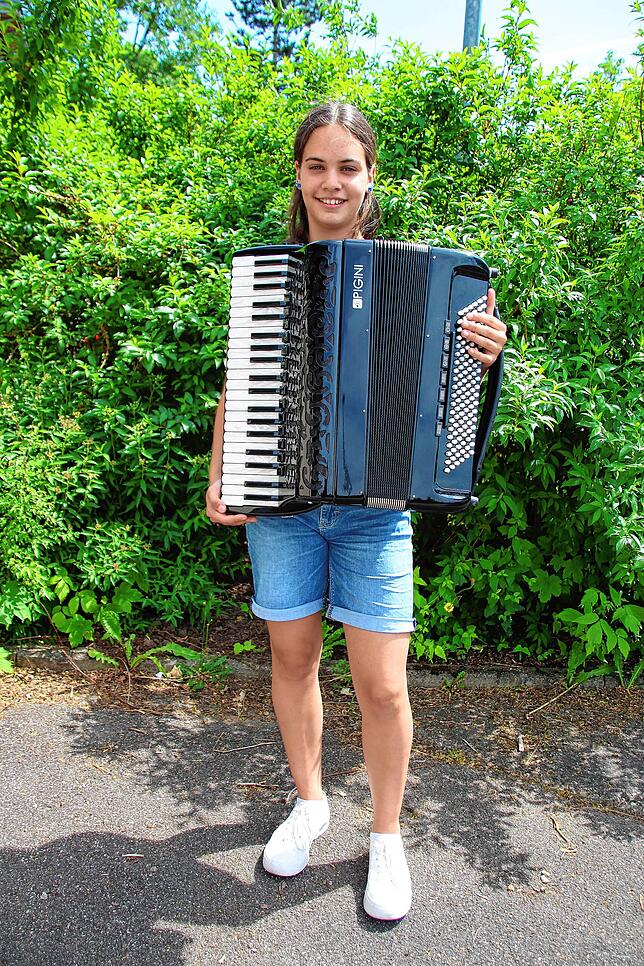 Lena Neukum (Akkordeon-Orchester Stühlingen) hat sich mit ihrer Musiklehrerin Marlene Adam auf das Wertungsspiel vorbereitet und das ...
