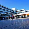 Vor dem Haupteingang zum Klinikum Friedrichshafen: Der Zuschussbedarf für die Betriebskosten wächst von Jahr zu Jahr.